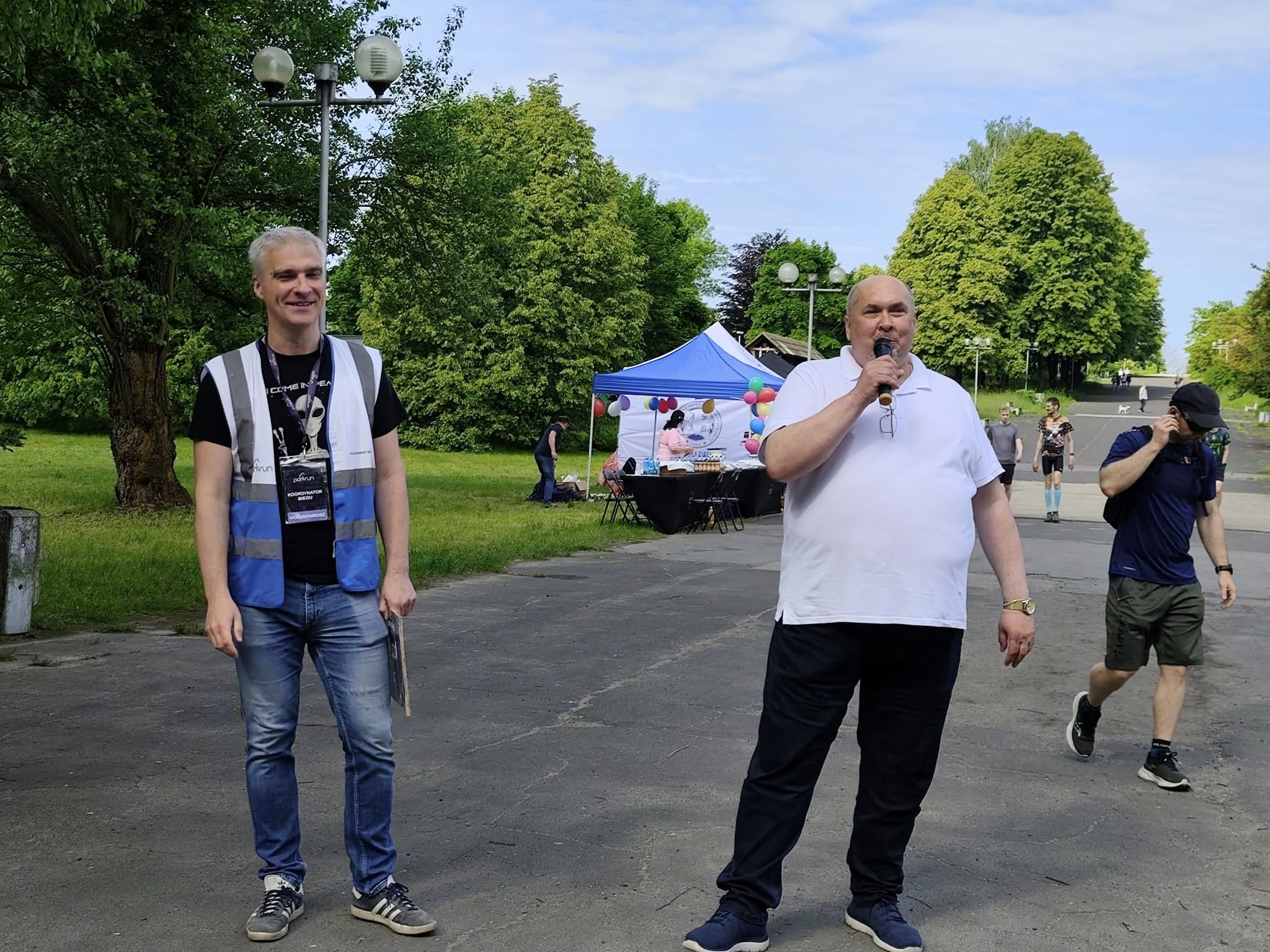 Przewodniczący ORPiP Tomasz Czech i uczestnik wydarzenia na starcie