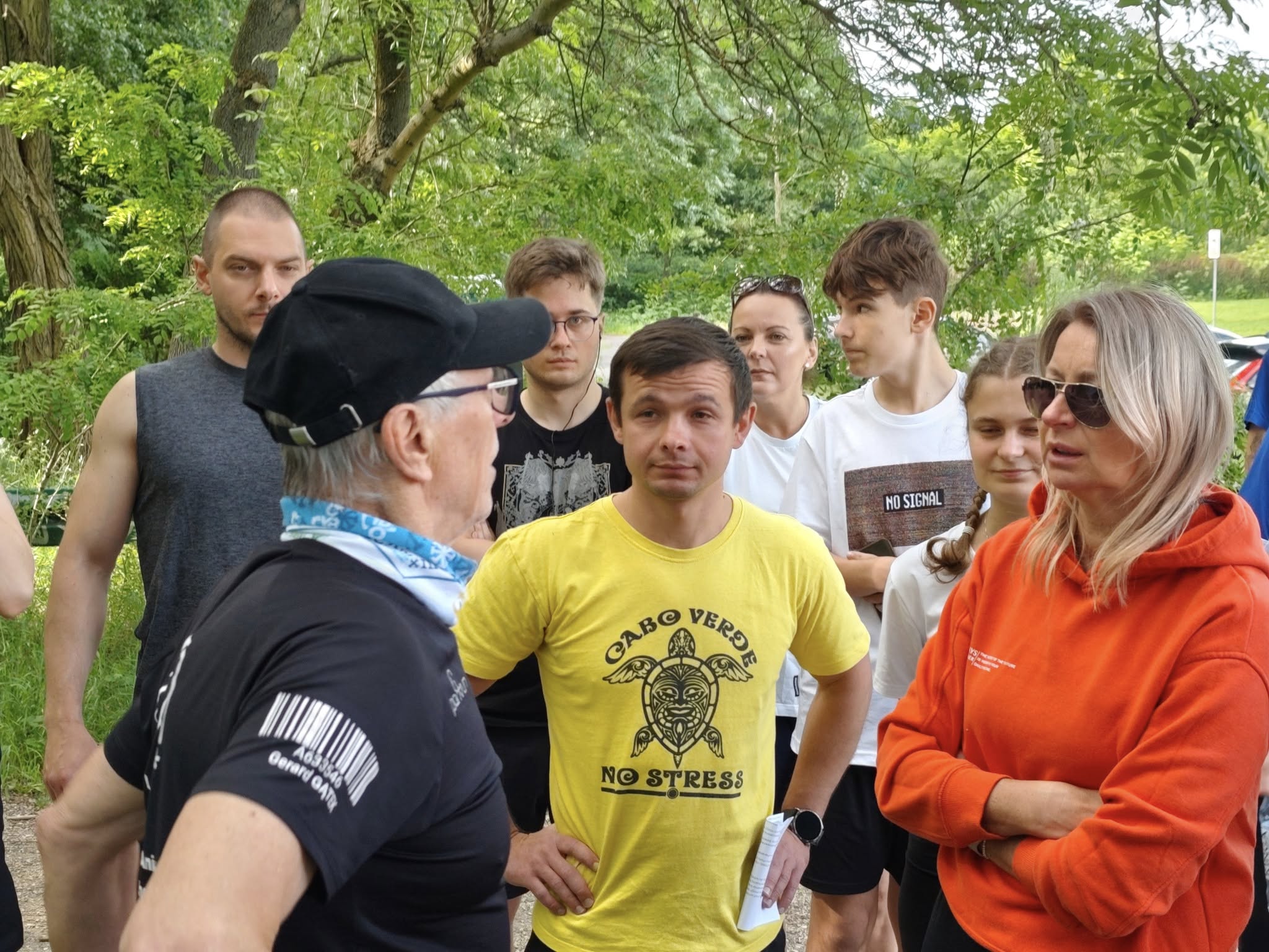 Uczestnicy biegu zebrani na wspólne zdjęcie po wydarzeniu