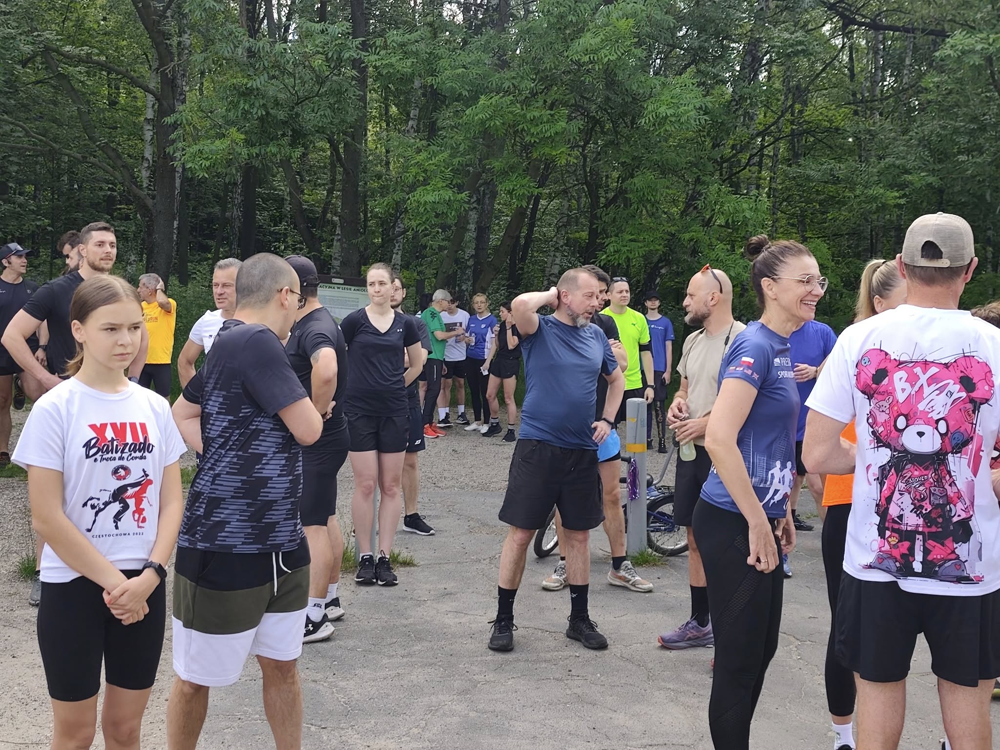 Zdrowa żywność przygotowana przez firmę – kolorowe stoły
