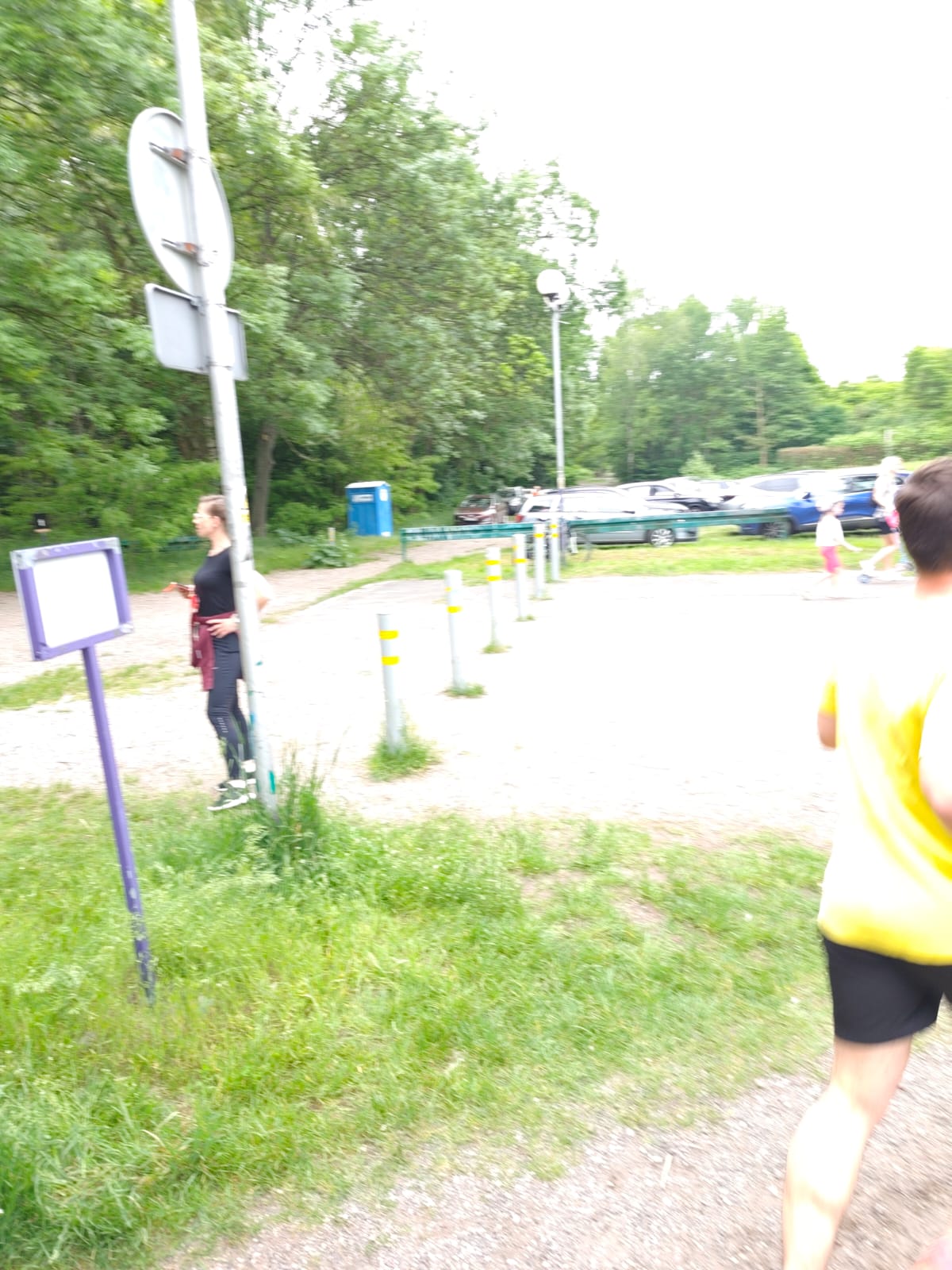 Grzeczne pieski pani Magdaleny Korsak Sabino – Belo – kibicują uczestnikom.