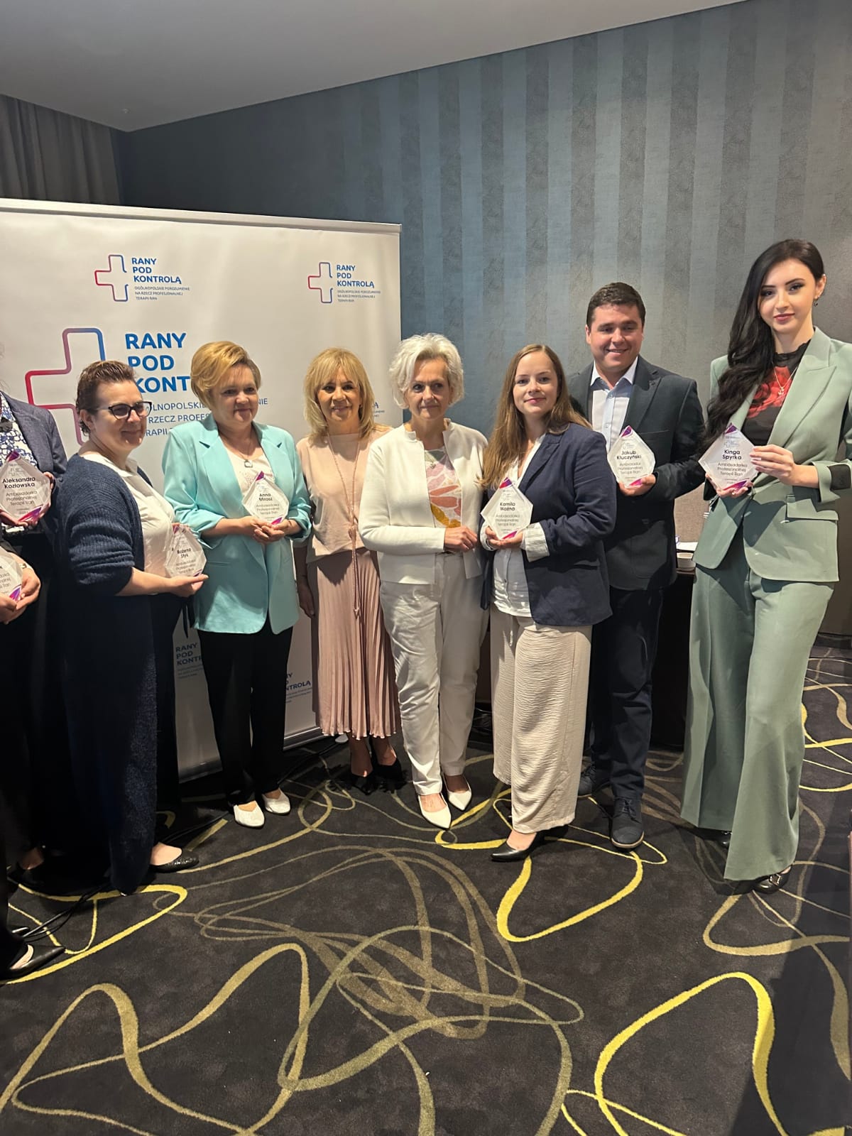 Zdjęcie grupowe laureatów podczas gali wręczenia tytułu Ambasadorki Profesjonalnej Terapii Ran
